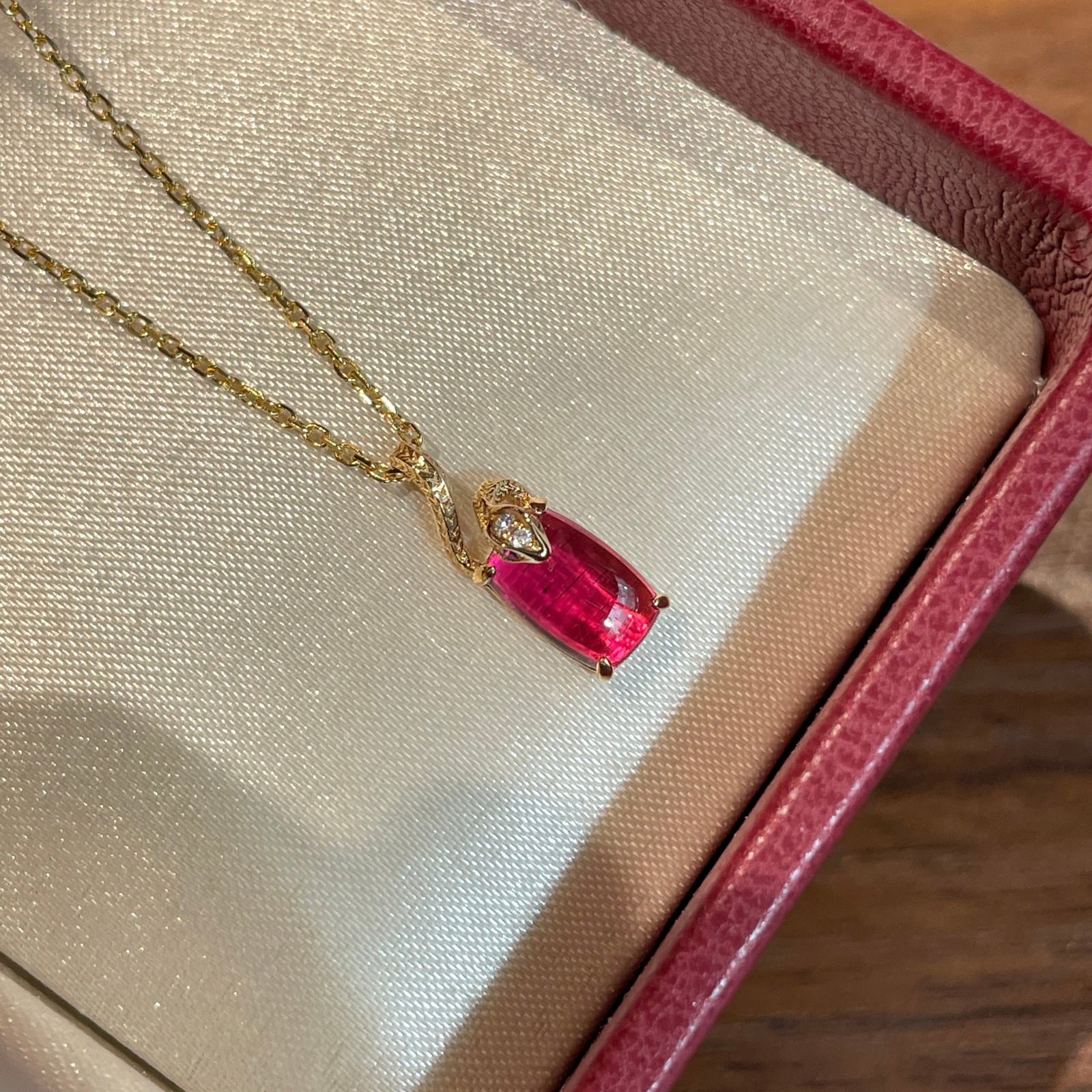 14k Gold 1 Ct Natural Tourmaline & Diamond Pendant( Without Chain ): Ref:231096161 // gold content:14k gold // main gemstone:tourmaline // shape:cushion // carat weight:1ct // color:red // treatment:natural // // adjacent gemstone 2 : diamond // shape:round // clarity