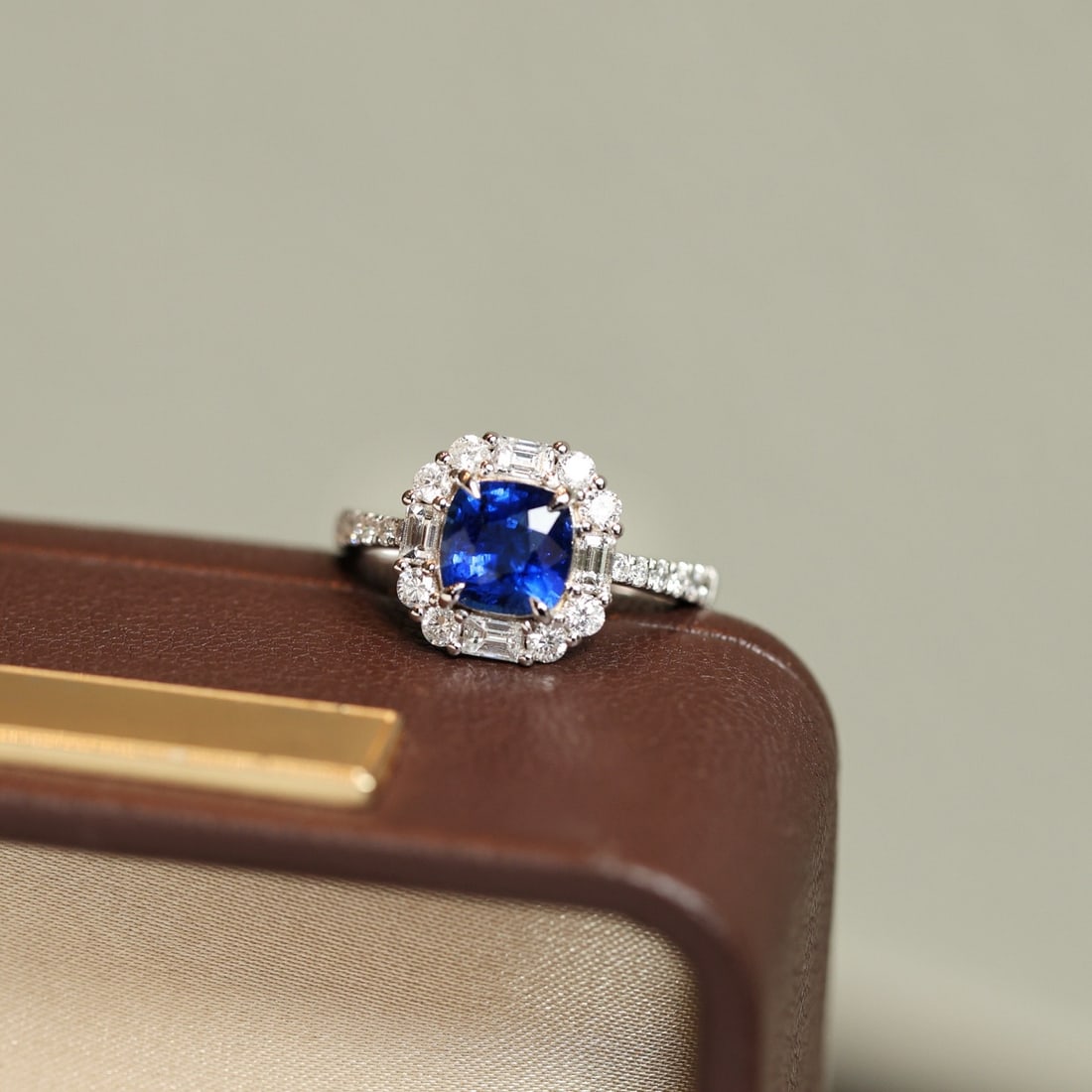 14k Gold 2.56 Ctw Vivid Blue Natural Sapphire & Diamond Ring - 3