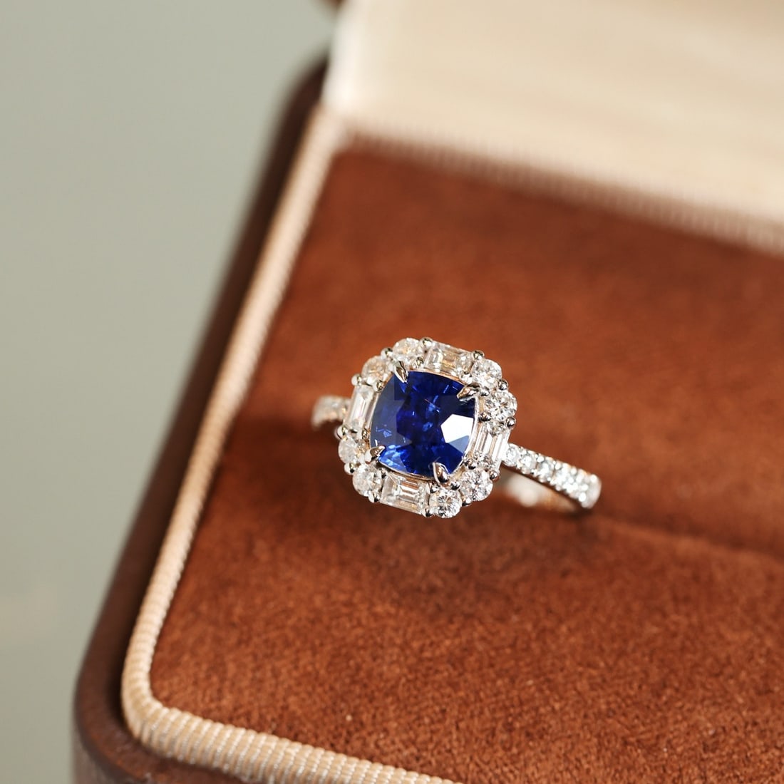 14k Gold 2.56 Ctw Vivid Blue Natural Sapphire & Diamond Ring - 4