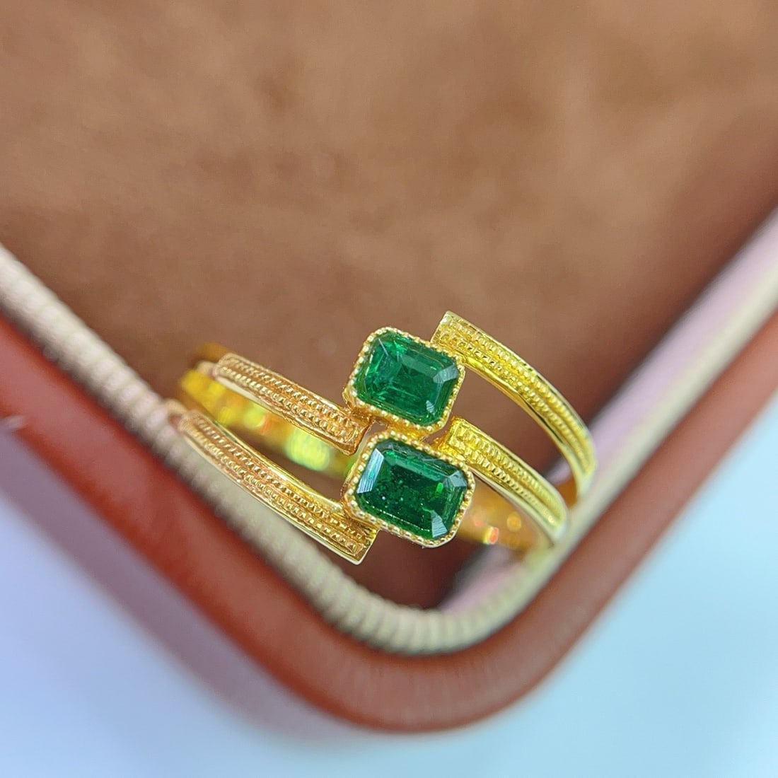 14k Gold 1.00 Ct Vivid Green Natural Emerald Ring - 2