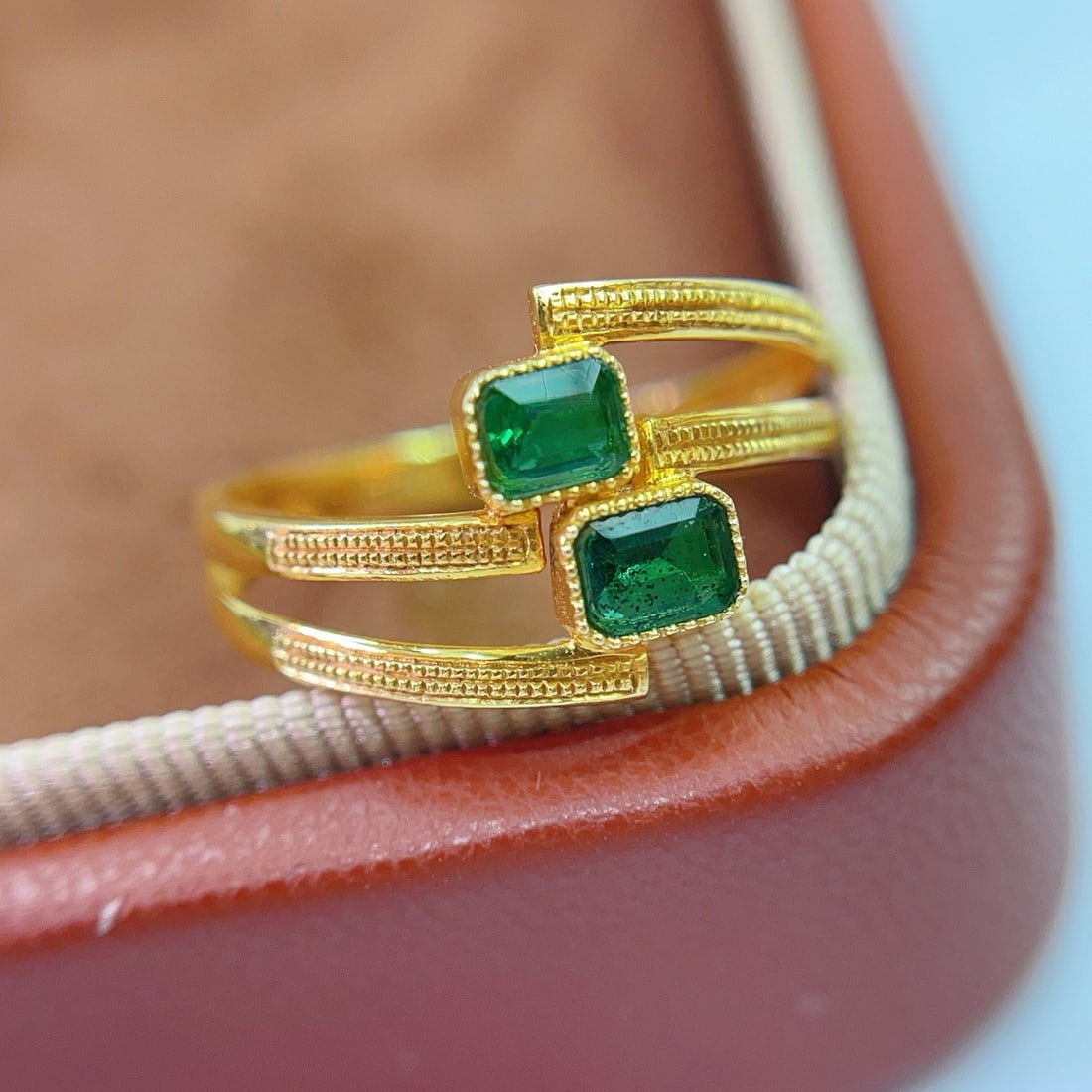 14k Gold 1.00 Ct Vivid Green Natural Emerald Ring - 3