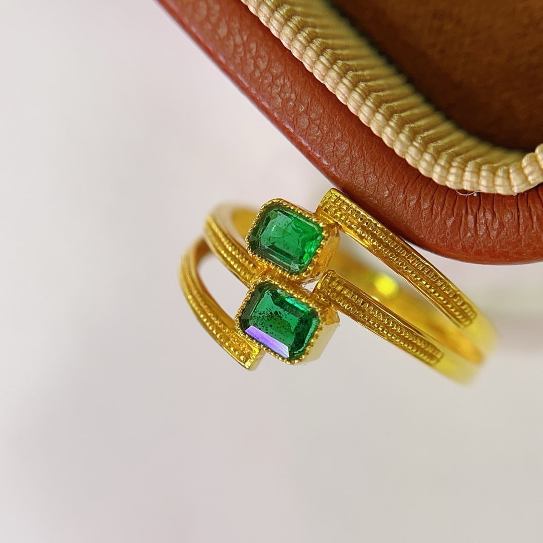14k Gold 1.00 Ct Vivid Green Natural Emerald Ring - 4
