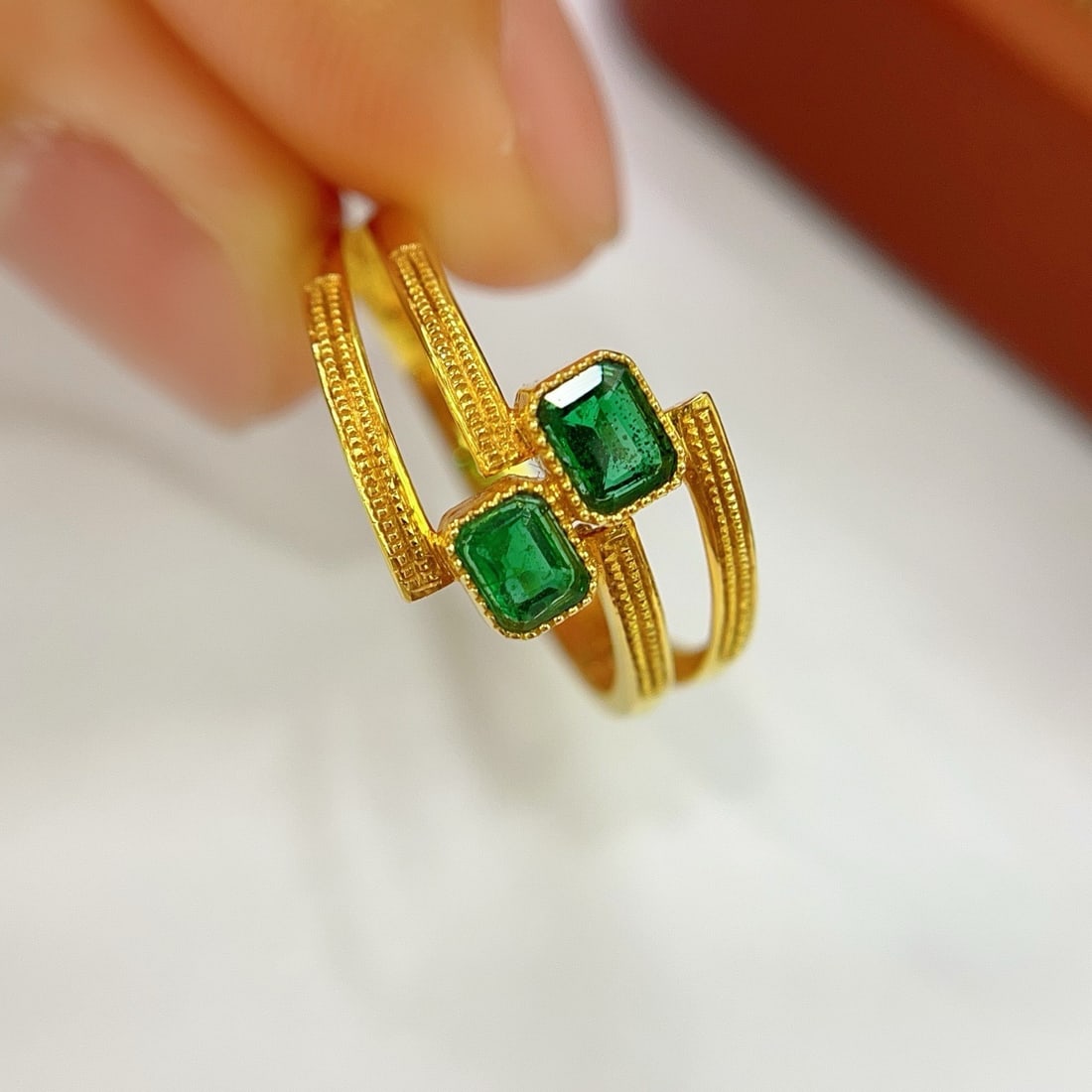 14k Gold 1.00 Ct Vivid Green Natural Emerald Ring - 5