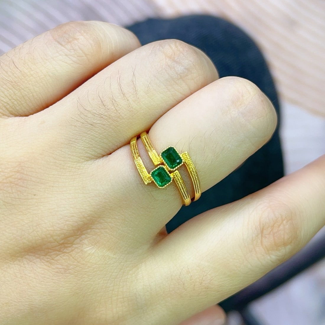 14k Gold 1.00 Ct Vivid Green Natural Emerald Ring - 6