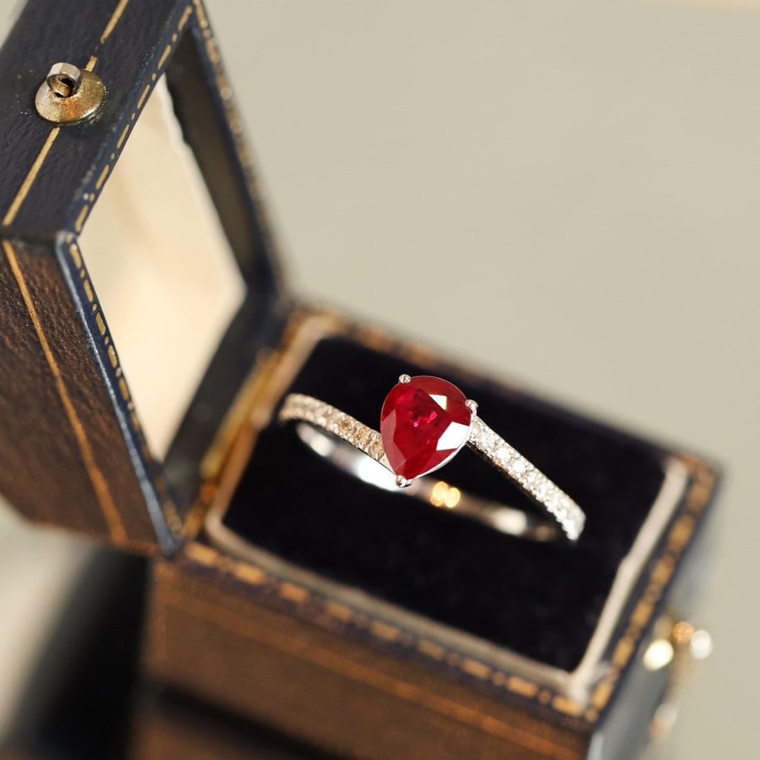 14k Gold 1.18 Ctw Natural Ruby & Diamond Ring: Ref:231096180 // gold content:14k gold // ring size:7. 25us // // main gemstone:ruby // shape:pear // carat weight:1. 02ct // color:pigeonblood red // treatment:natural // // adjacent gemstone 2 :