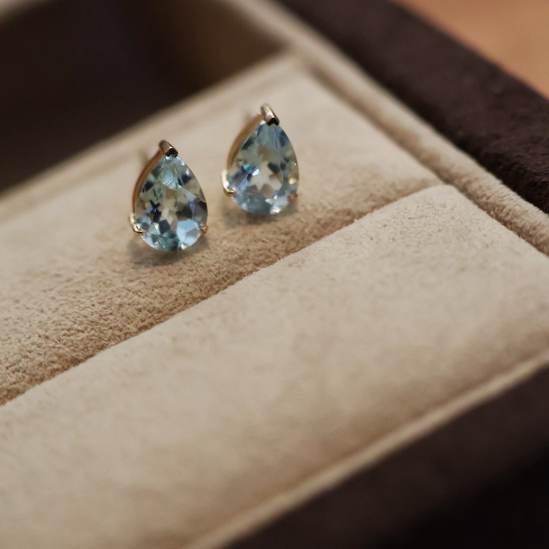 14k Gold 1.2 Ct Natural Aquamarine Earrings: Ref:231096197 // gold content:14k gold // main gemstone:aquamarine // shape:pear // carat weight:1. 2ct // color:blue // treatment:natural // Condition: New Low Estimate: 1100 High Estimate: 1700