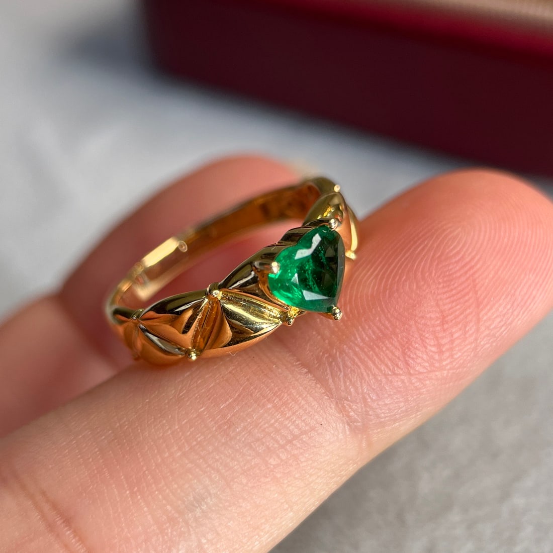 14k Gold 0.52 Ct Vivid Green Natural Emerald Ring - 2