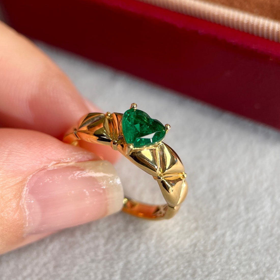 14k Gold 0.52 Ct Vivid Green Natural Emerald Ring - 3