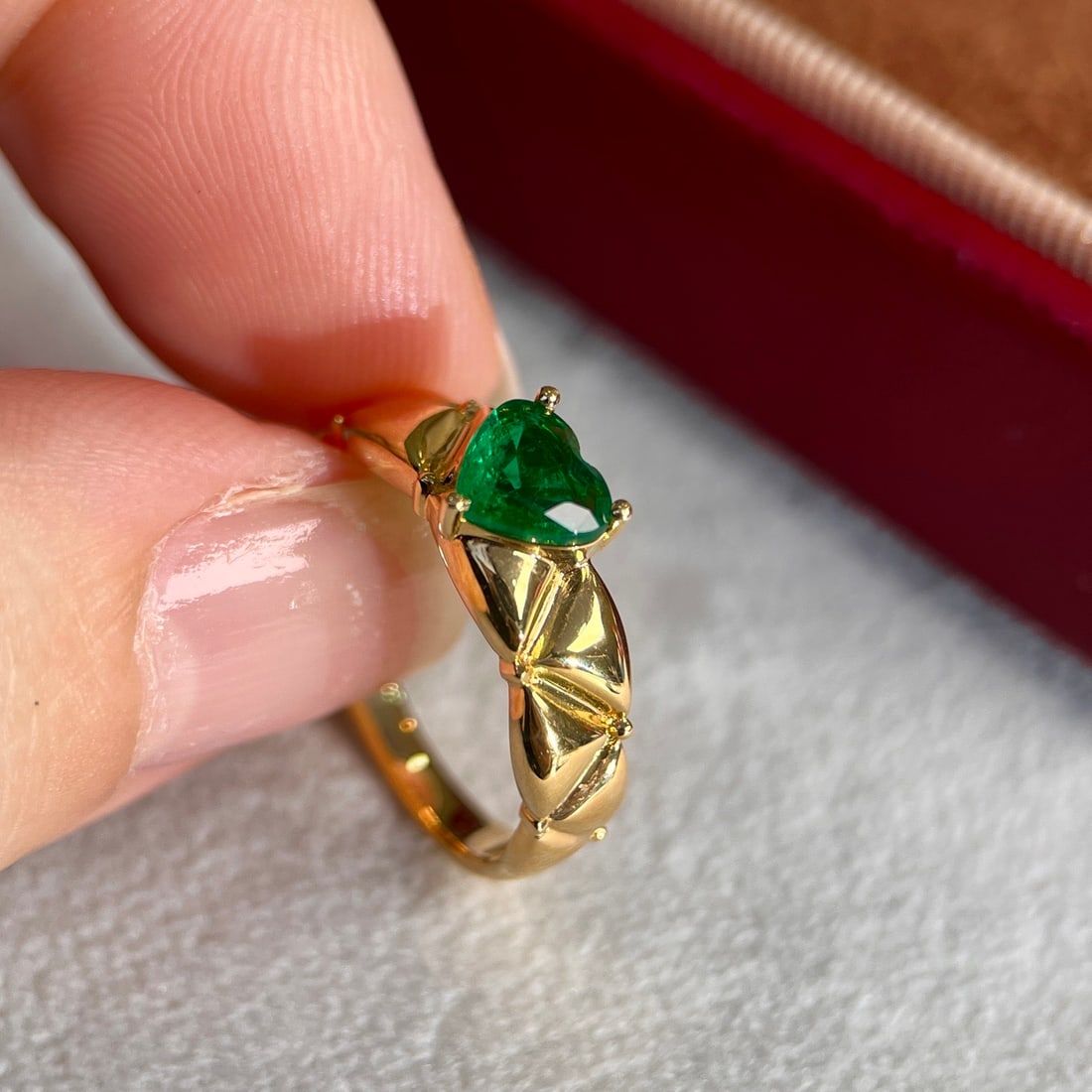14k Gold 0.52 Ct Vivid Green Natural Emerald Ring - 4