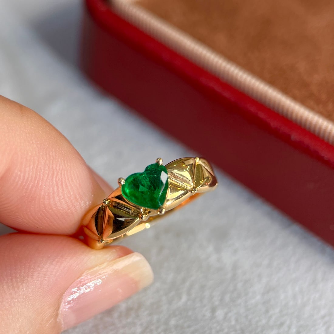 14k Gold 0.52 Ct Vivid Green Natural Emerald Ring - 6