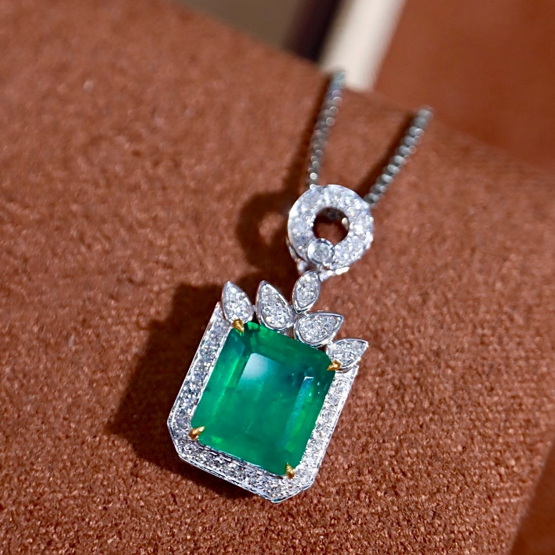14k Gold 2.00 Ctw Natural Emerald & Diamond Pendant( Without Chain ): Ref:231096203 // gold content:14k gold // main gemstone:emerald // shape:octagonal // carat weight:1. 84ct // color:green // treatment:natural // // adjacent gemstone 2 : diamond // shape:round //
