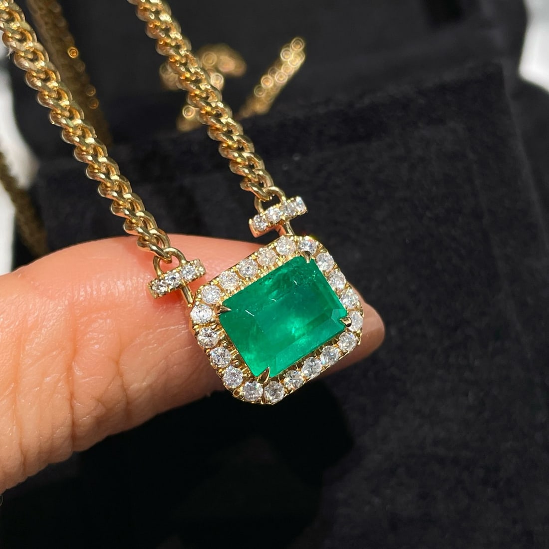 14k Gold 3.2 Ct Vivid Green Natural Emerald & Diamond Necklace - 2