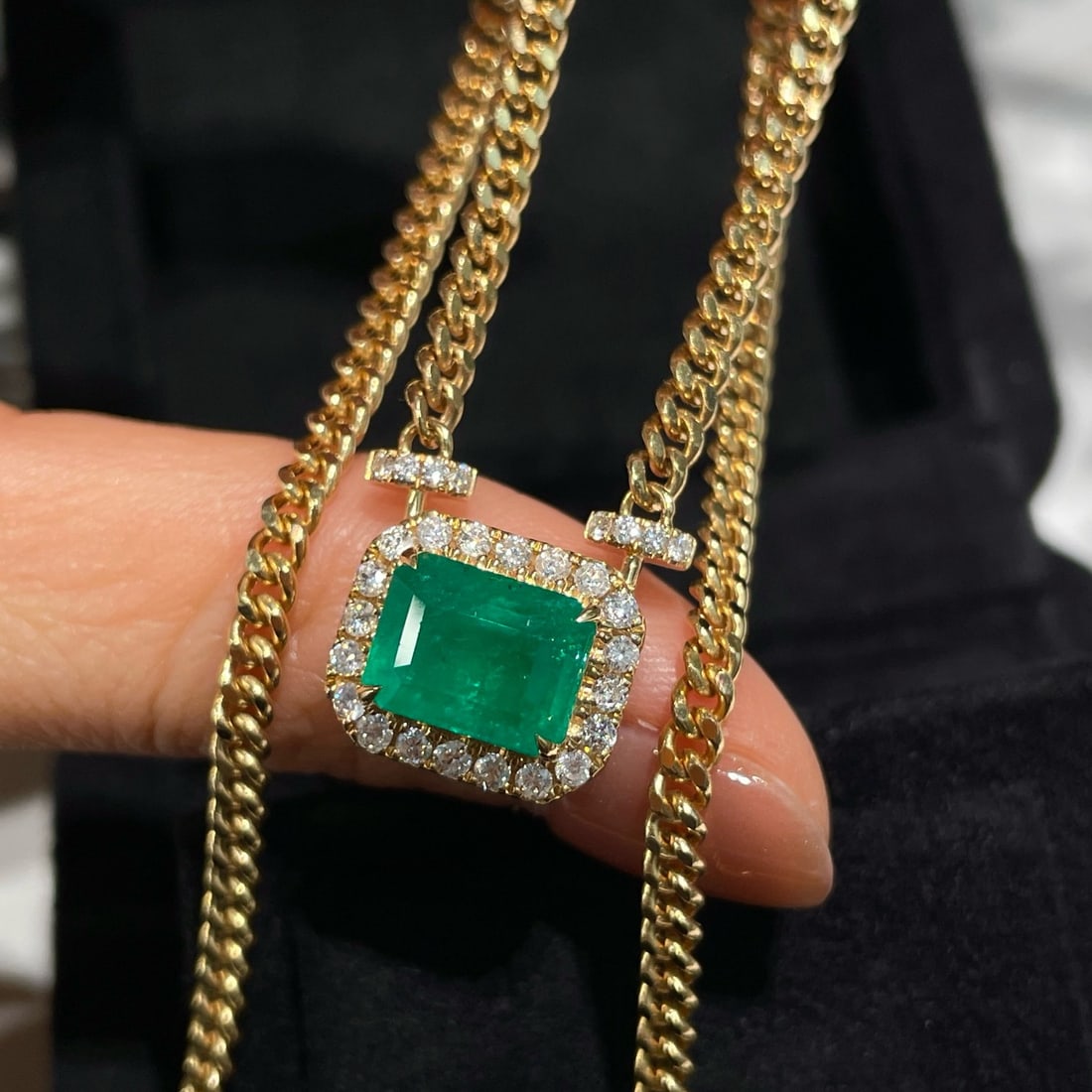14k Gold 3.2 Ct Vivid Green Natural Emerald & Diamond Necklace - 3