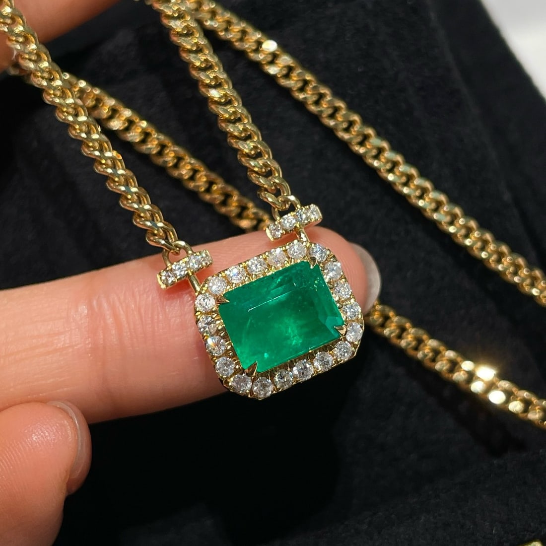 14k Gold 3.2 Ct Vivid Green Natural Emerald & Diamond Necklace - 4