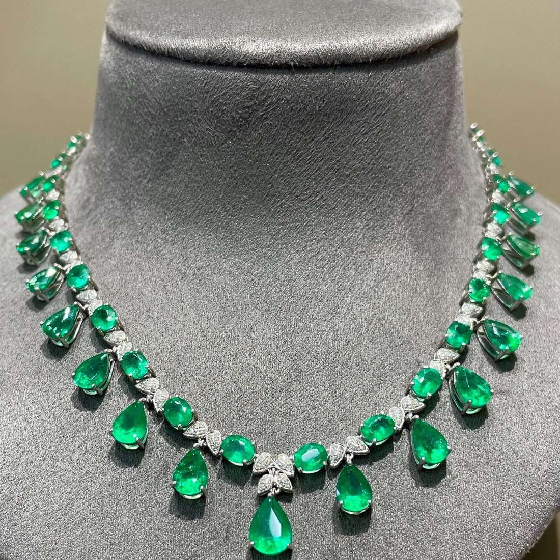 14k Gold 16 Ct Vivid Green Natural Emerald & Diamond Necklace - 2