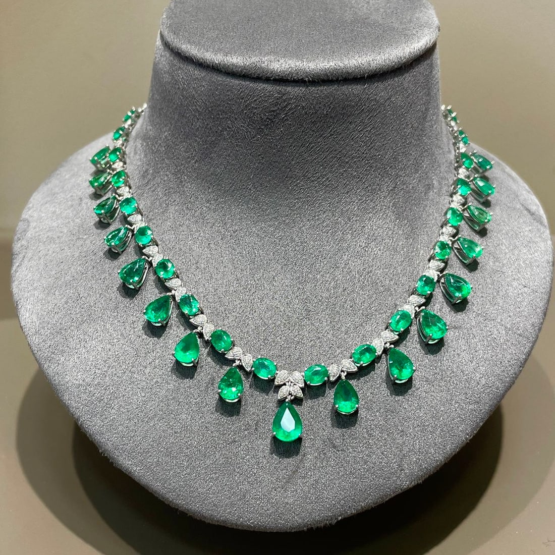 14k Gold 16 Ct Vivid Green Natural Emerald & Diamond Necklace - 4
