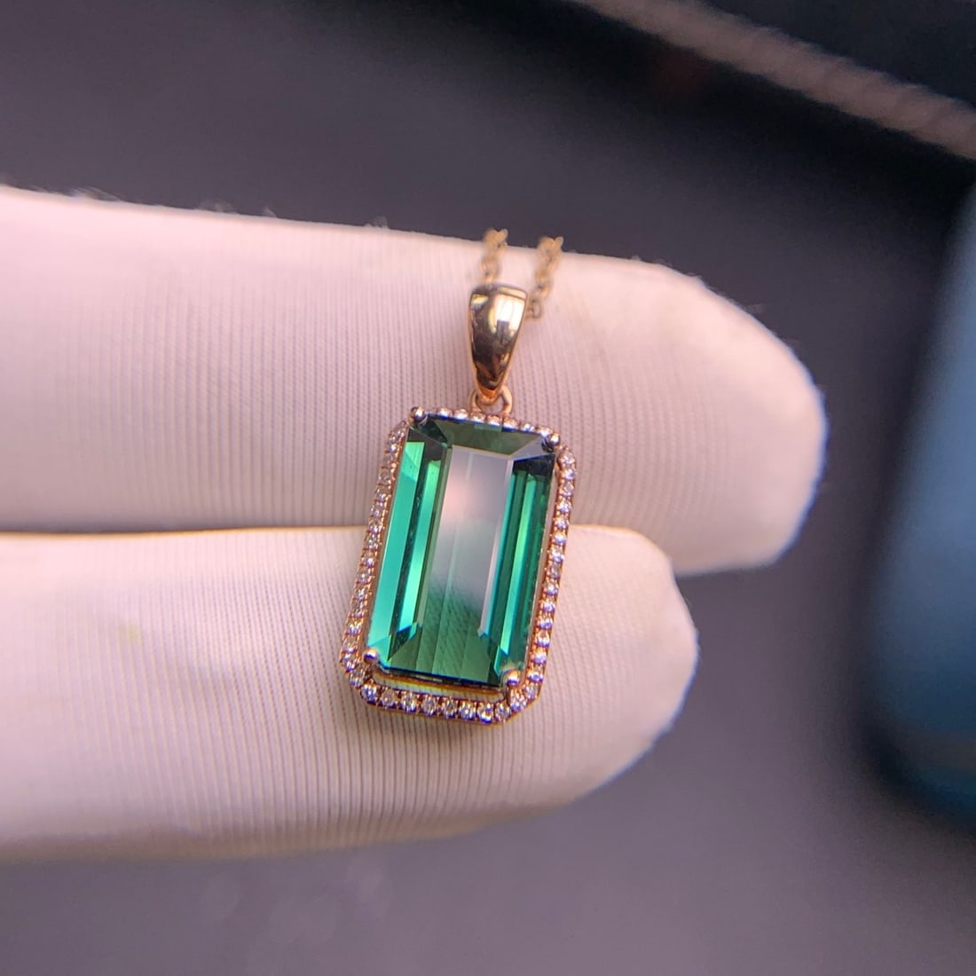 14k Gold 3.3 Ct Natural Tourmaline & Diamond Pendant( Without Chain ): Ref:231096282 // gold content:14k gold // main gemstone:tourmaline // shape:octagonal // carat weight:3. 3ct // color:green // treatment:natural // // adjacent gemstone 2 : diamond // shape:round //