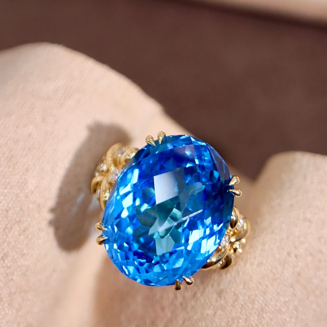 14k Gold 20.38 Ctw Natural Topaz & Diamond Ring: Ref:231096303 // gold content:14k gold // ring size:7. 25us // // main gemstone:topaz // shape:oval // carat weight:20. 03ct // color:blue // treatment:natural // // adjacent gemstone 2 : diamond //