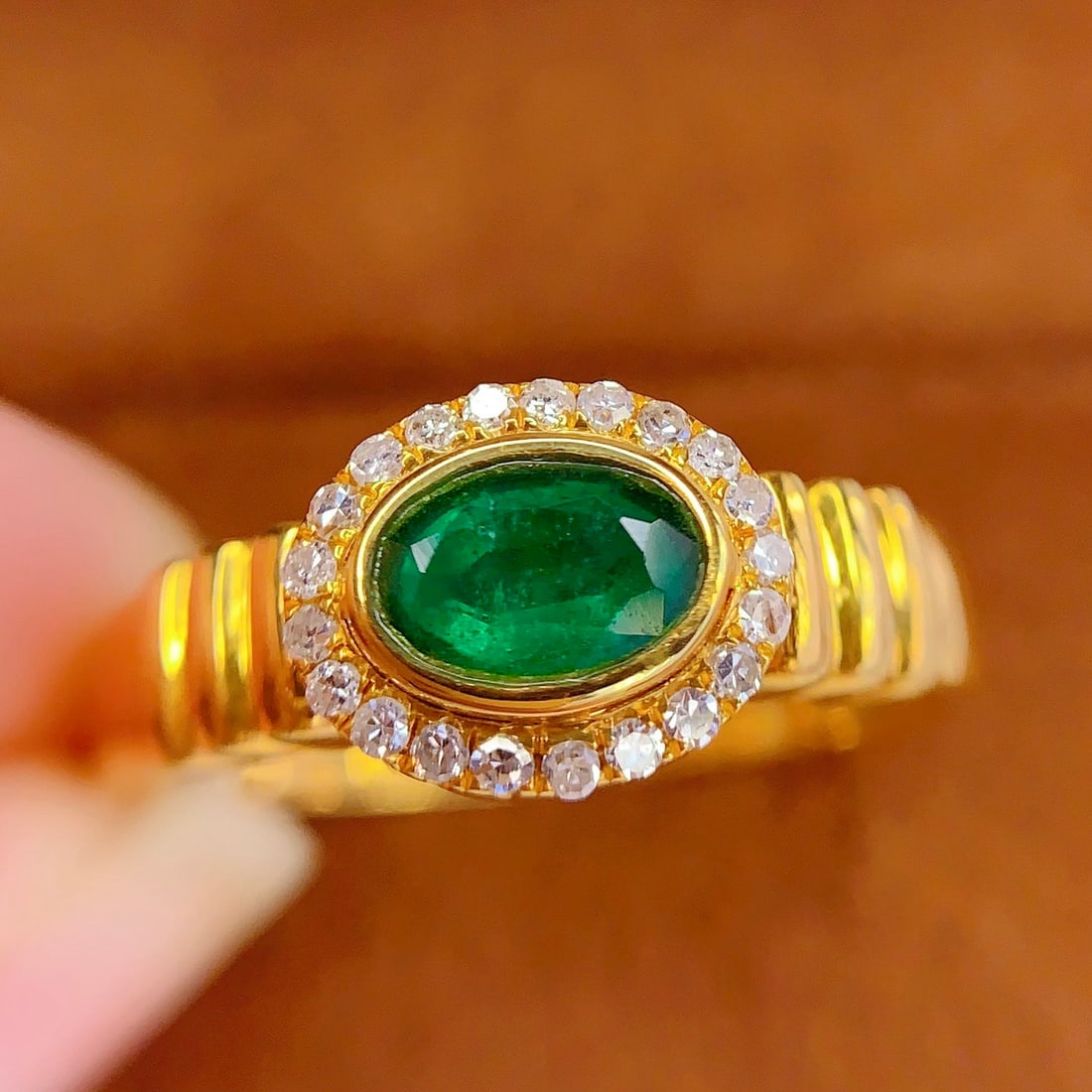 14k Gold 1 Ct Vivid Green Natural Emerald & Diamond Ring: Ref:231096312 // gold content:14k gold // ring size:7. 25us // // main gemstone:emerald // shape:oval // carat weight:1ct // color:vivid green // treatment:natural // // adjacent gemstone 2 : diamond