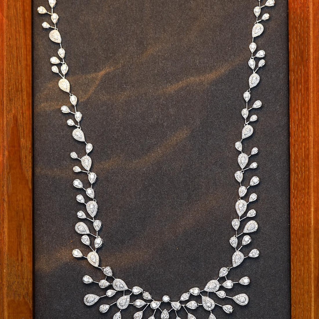 14k Gold 6.8 Ct Natural H Diamond Necklace: Ref:231096316 // gold content:14k gold // main gemstone:diamond // shape:round // carat weight:6. 8ct // clarity grade:vs-si // color:h // treatment:natural // cut grade:g // High Estimate: 35000
