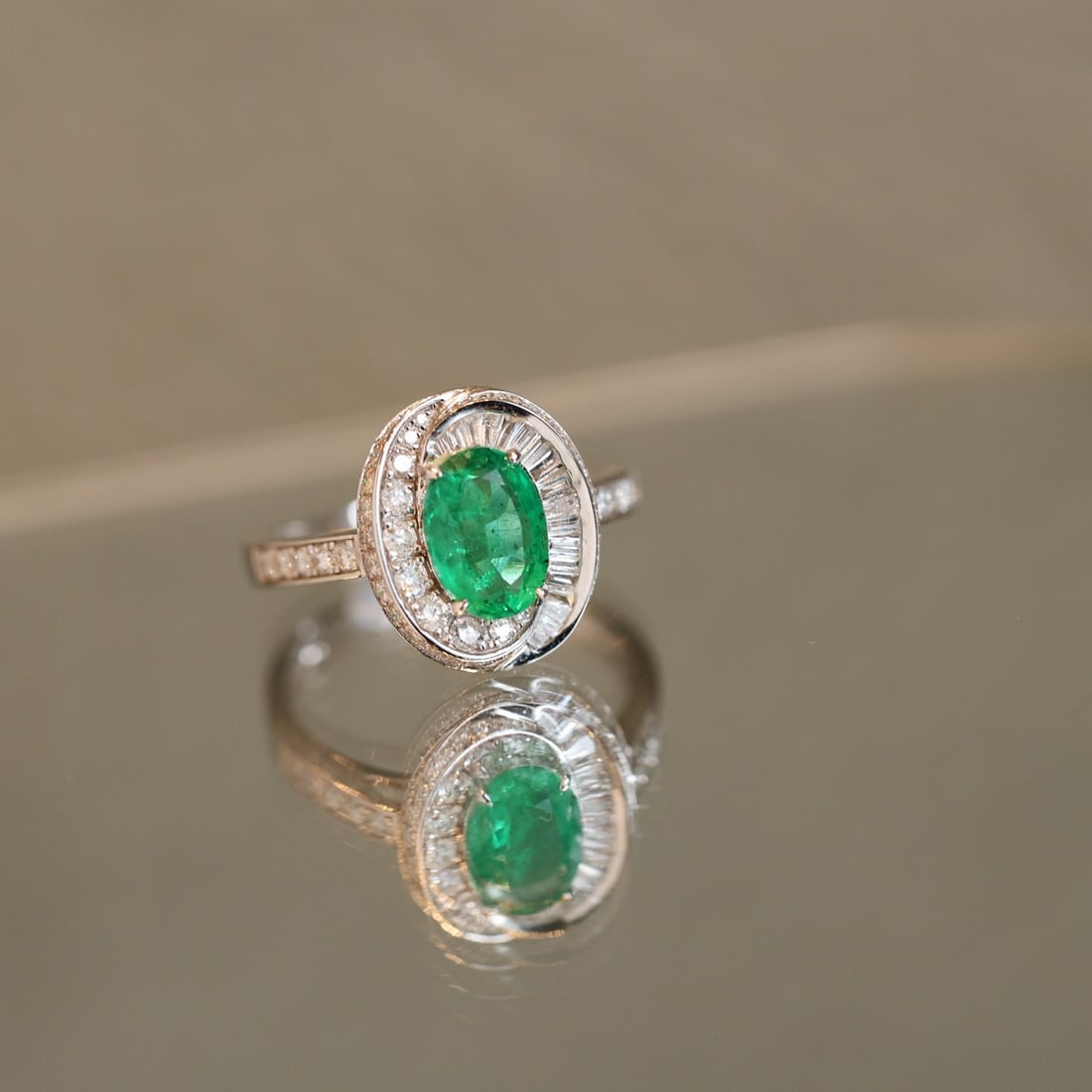 14k Gold 1.90 Ctw Vivid Green Natural Emerald & Diamond Ring: Ref:231096356 // gold content:14k gold // ring size:7. 25us // // main gemstone:emerald // shape:oval // carat weight:1. 07ct // color:vivid green // treatment:natural // // adjacent gemstone 2 :