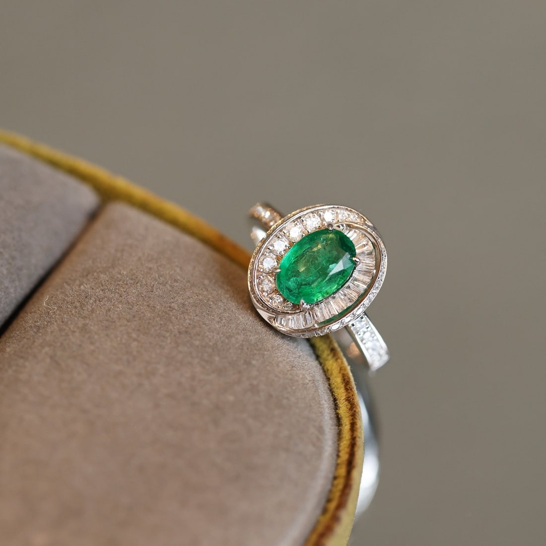 14k Gold 1.90 Ctw Vivid Green Natural Emerald & Diamond Ring - 2