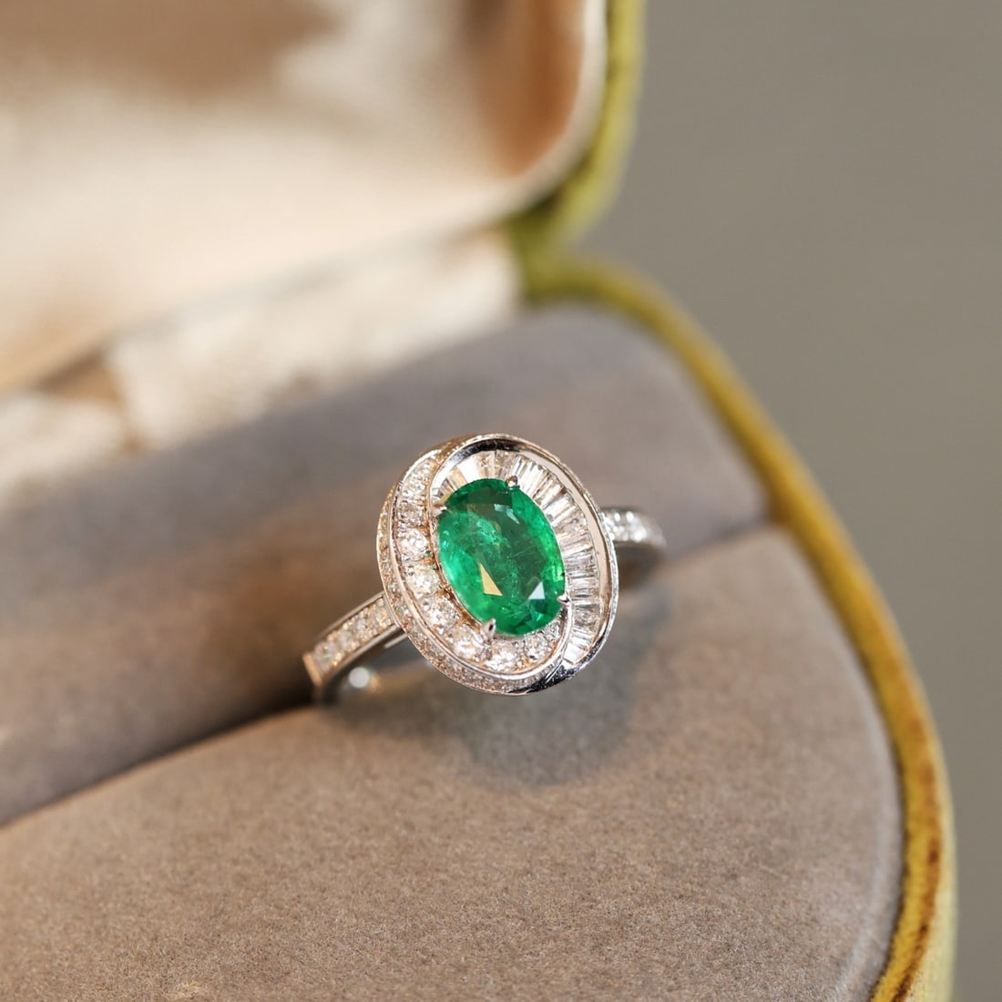 14k Gold 1.90 Ctw Vivid Green Natural Emerald & Diamond Ring - 3