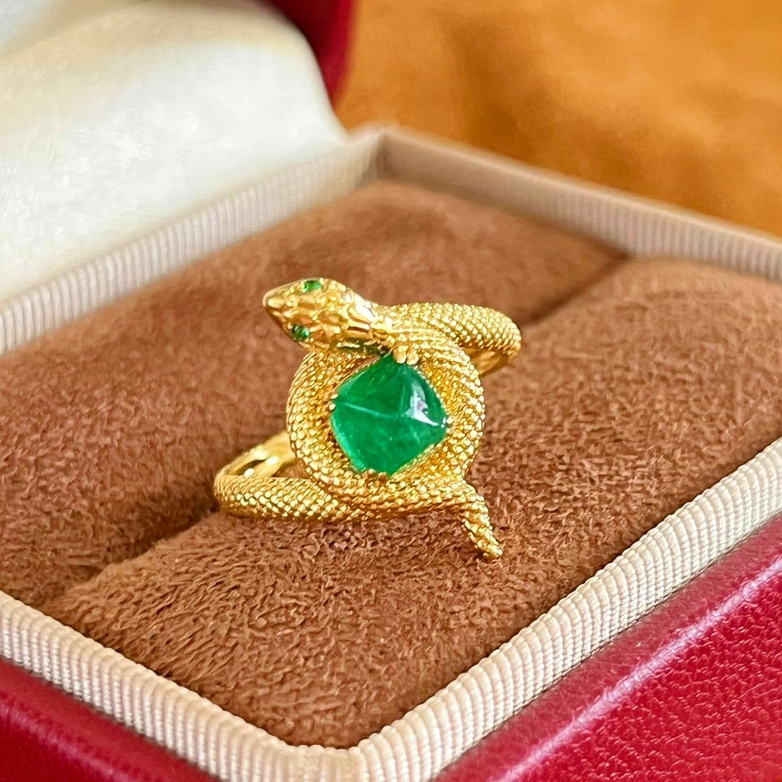 14k Gold 1.02 Ct Vivid Green Natural Emerald & Diamond Ring: Ref:231096370 // gold content:14k gold // ring size:7. 25us // // main gemstone:emerald // shape:sugar-loaf // carat weight:1. 02ct // color:vivid green // treatment:natural // // adjacent gemstone 2 