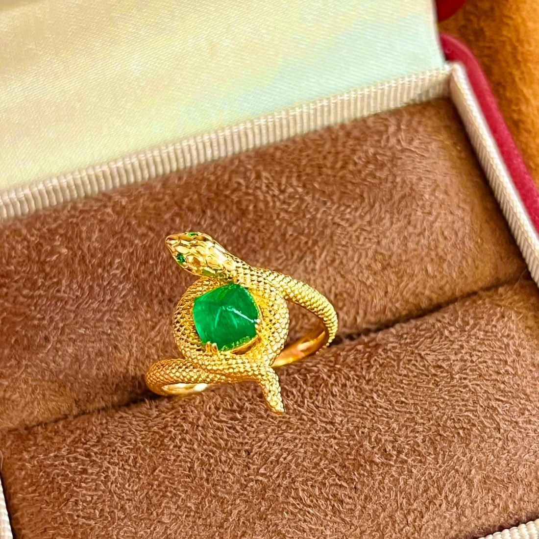 14k Gold 1.02 Ct Vivid Green Natural Emerald & Diamond Ring - 4