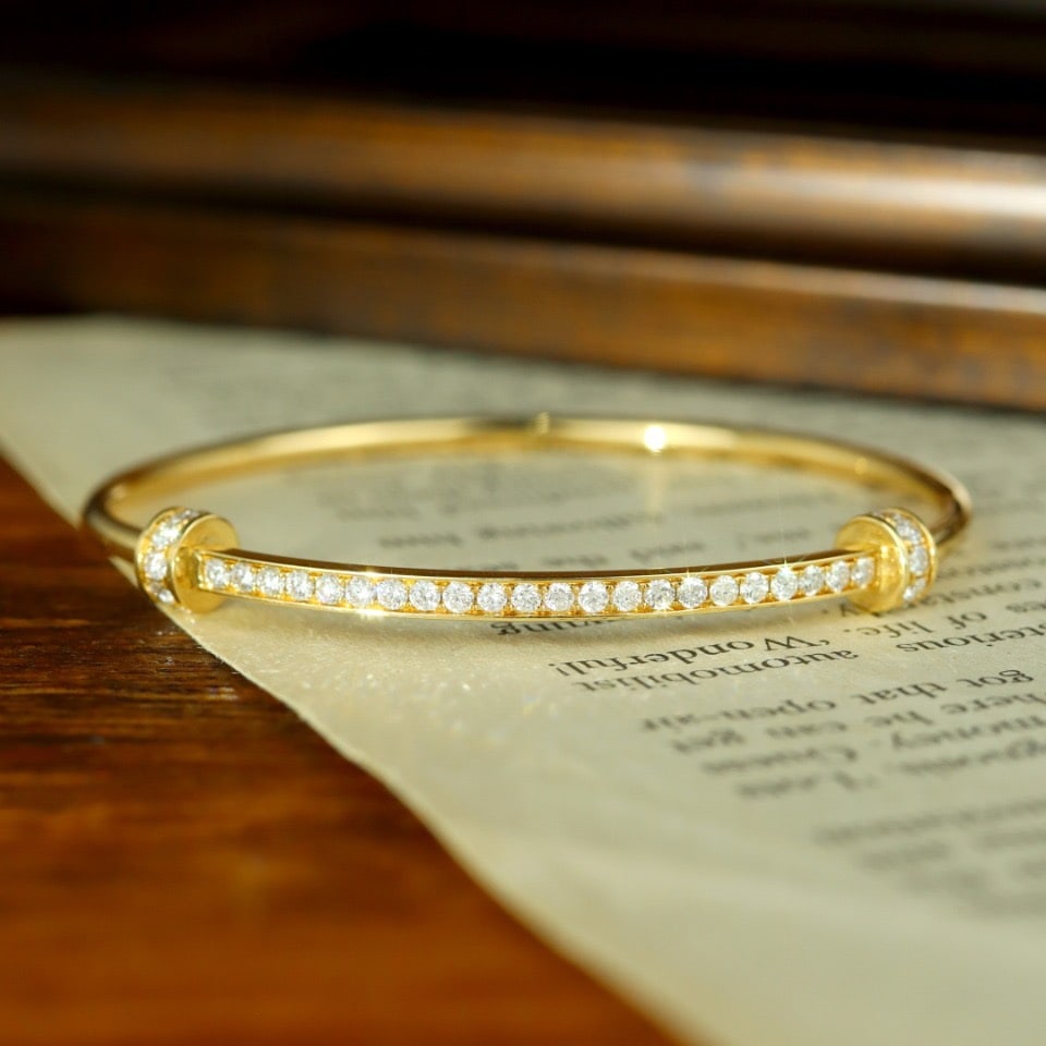 14k Gold 1.08 Ct Natural H Diamond Bangle: Ref:231096379 // gold content:14k gold // main gemstone:diamond // shape:round // carat weight:1. 08ct // clarity grade:vs-si // color:h // treatment:natural // cut grade:g // Low Estimate: 5500 Condi