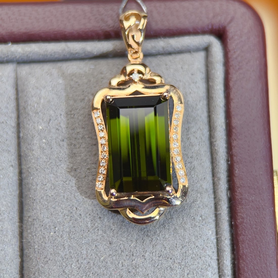 14k Gold 5.37 Ctw Natural Tourmaline & Diamond Pendant( Without Chain ): Ref:231096382 // gold content:14k gold // main gemstone:tourmaline // shape:octagonal // carat weight:5. 3ct // color:green // treatment:natural // // adjacent gemstone 2 : diamond // number of