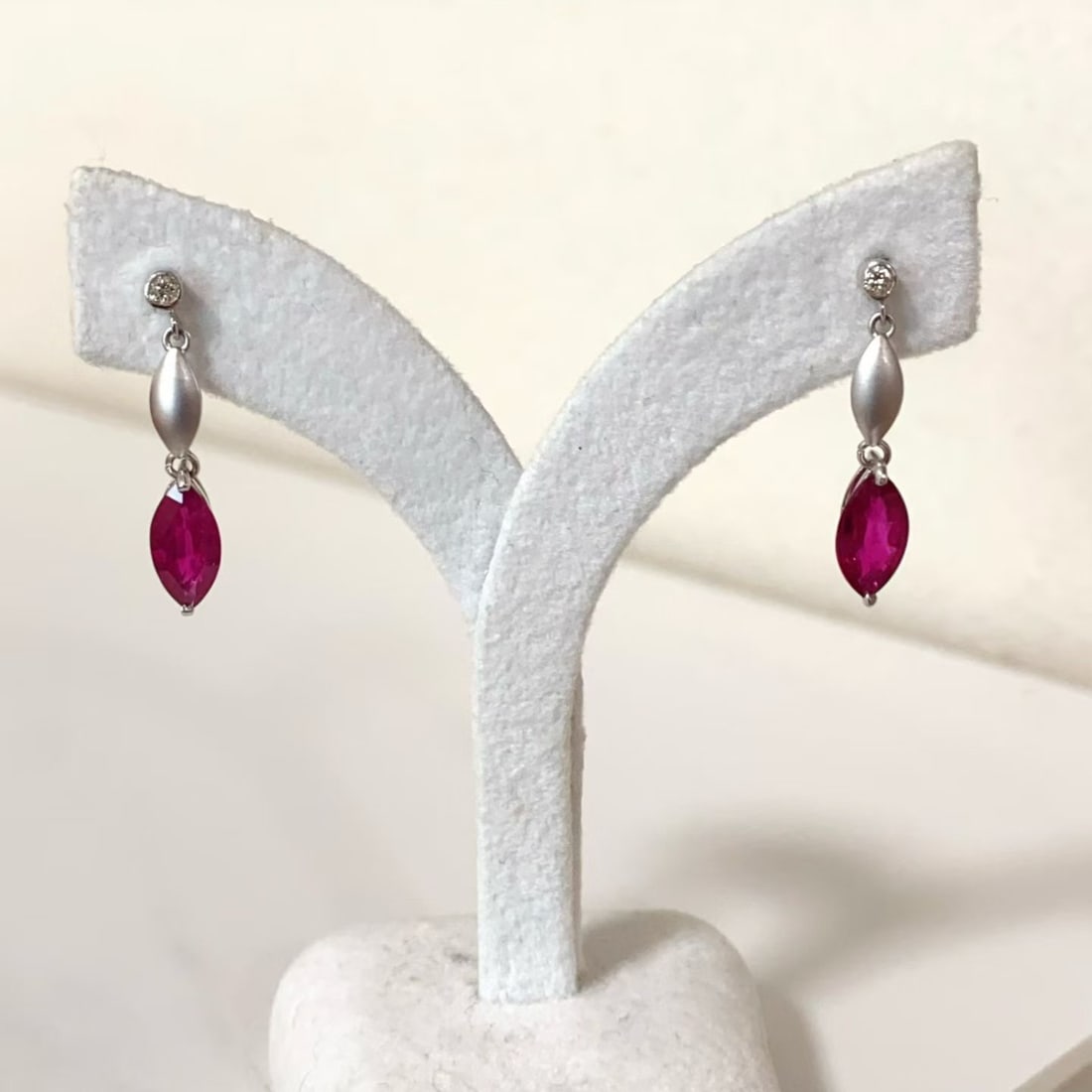 14k Gold 1.51 Ctw Natural Ruby & Diamond Earrings: Ref:231096385 // gold content:14k gold // main gemstone:ruby // shape:marquise // carat weight:1. 49ct // color:red // treatment:natural // // adjacent gemstone 2 : diamond // shape:round // carat
