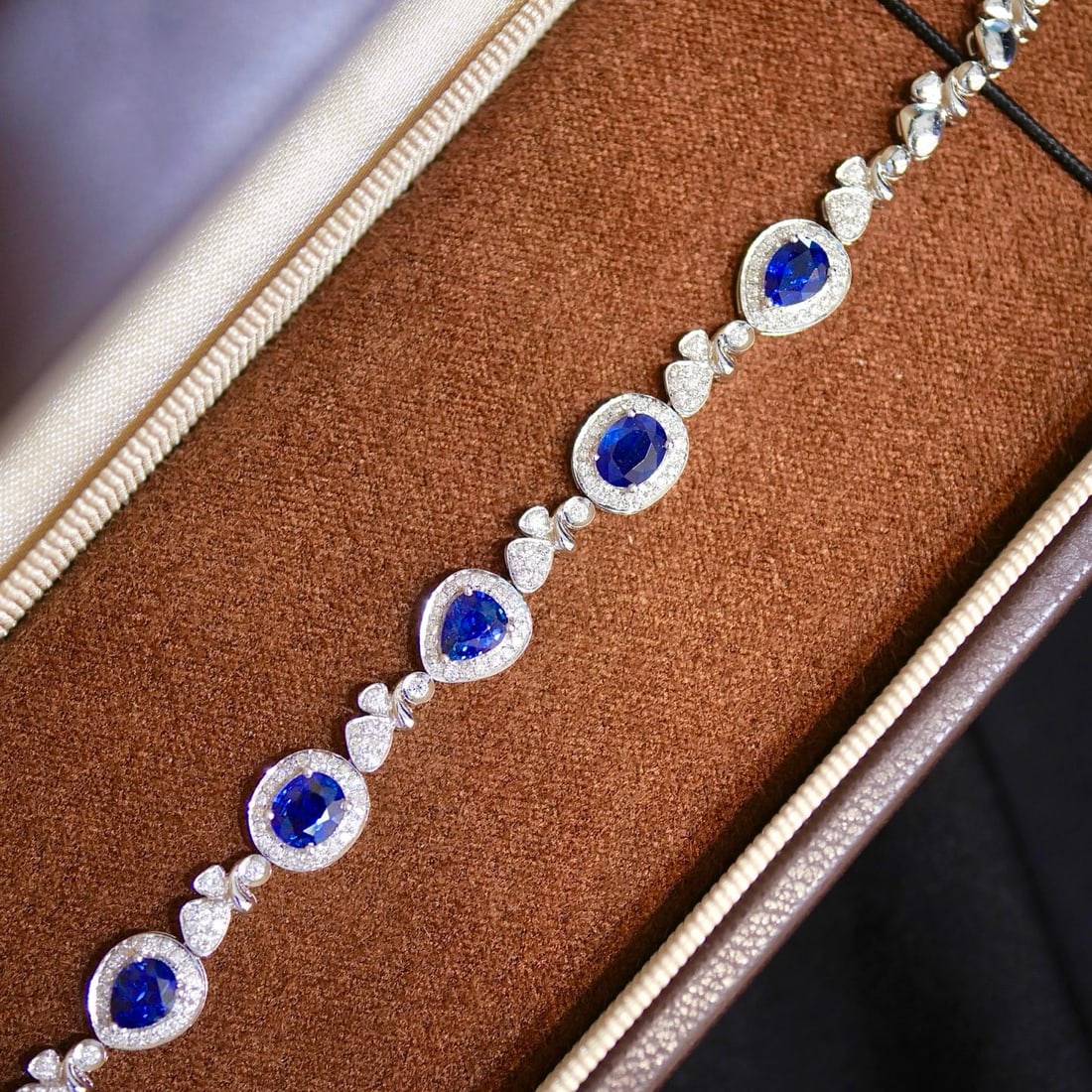 14k Gold 4.18 Ctw Natural Sapphire & Diamond Bracelet: Ref:231096412 // gold content:14k gold // main gemstone:sapphire // shape:multiple // carat weight:3. 45ct // color:blue // treatment:natural // // adjacent gemstone 2 : diamond // shape:round // cara