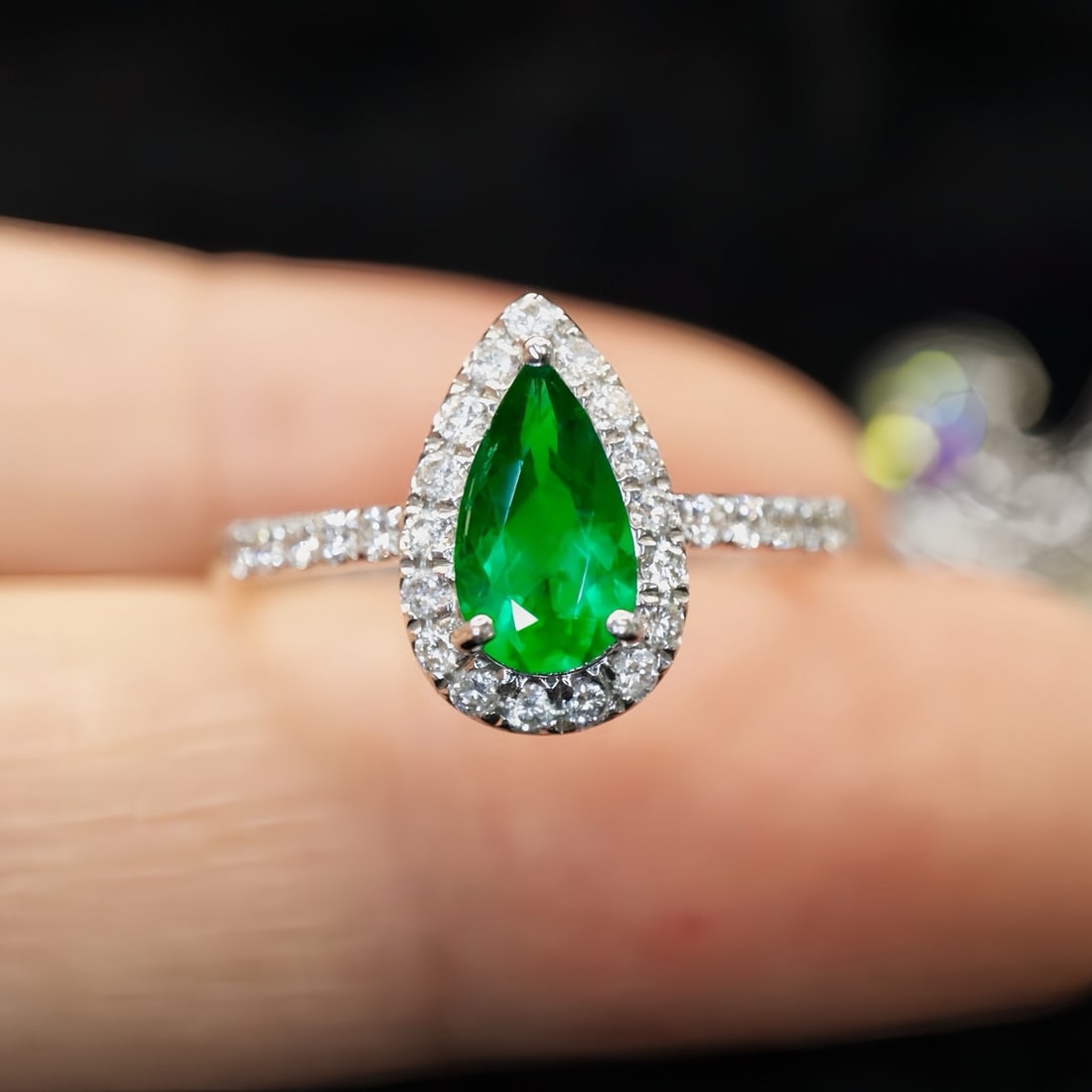 14k Gold 0.85 Ctw Vivid Green Natural Emerald & Diamond Ring - 4