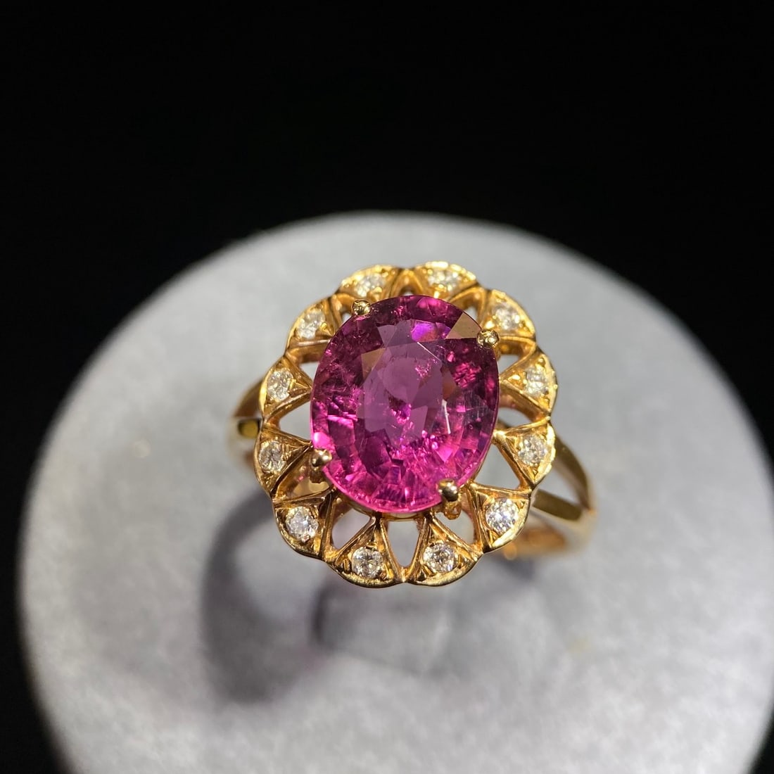 14k Gold 3.30 Ct Natural Tourmaline & Diamond Ring: Ref:231096419 // gold content:14k gold // ring size:7. 25us // // main gemstone:tourmaline // shape:oval // carat weight:3. 30ct // color:red // treatment:natural // // adjacent gemstone 2 : diamond /