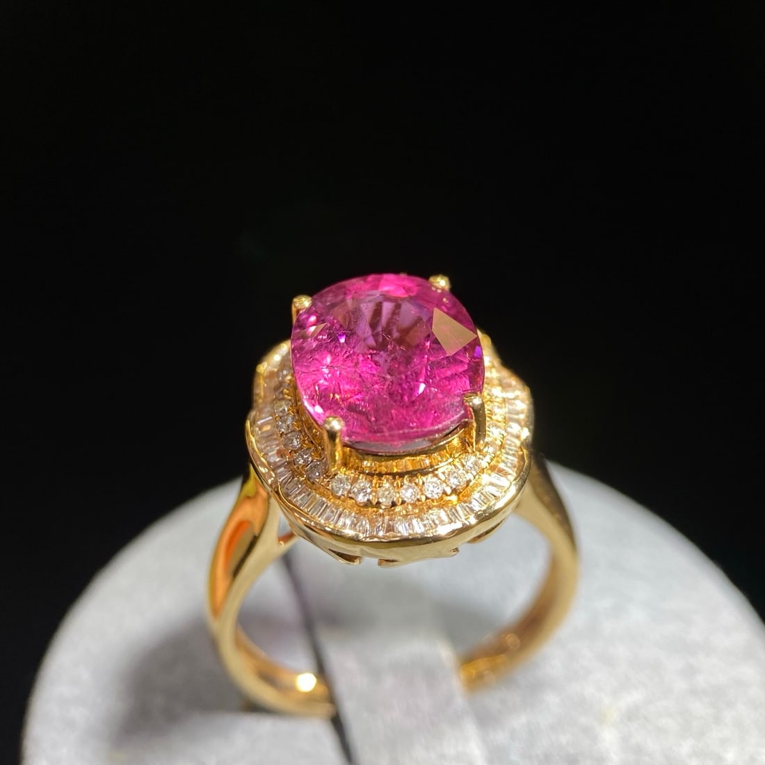 14k Gold 4.2 Ct Natural Tourmaline & Diamond Ring: Ref:231096421 // gold content:14k gold // ring size:7. 25us // // main gemstone:tourmaline // shape:oval // carat weight:4. 2ct // color:red // treatment:natural // // adjacent gemstone 2 : diamond //