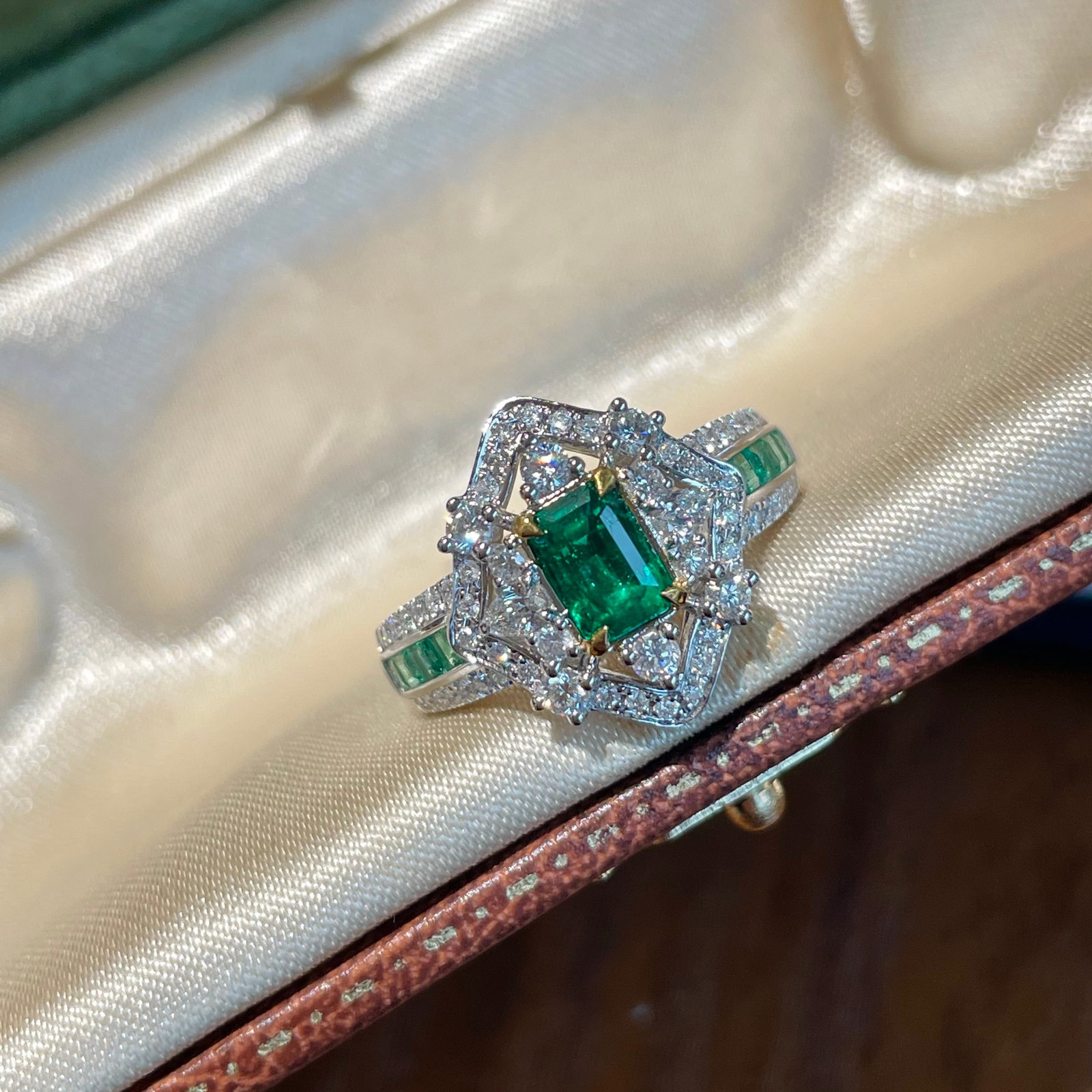 14k Gold 1 Ct Vivid Green Natural Emerald & Diamond Ring - 2