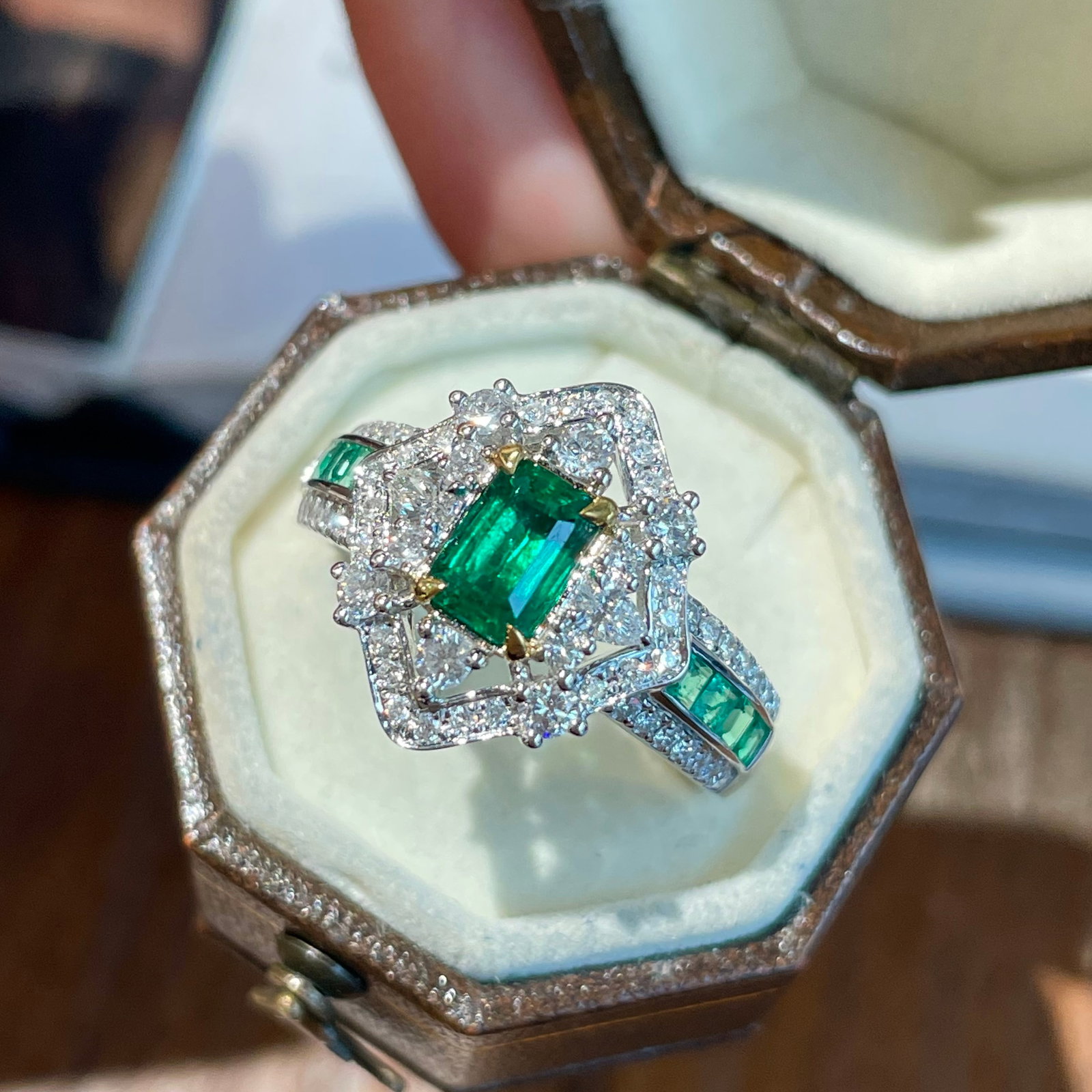 14k Gold 1 Ct Vivid Green Natural Emerald & Diamond Ring - 4