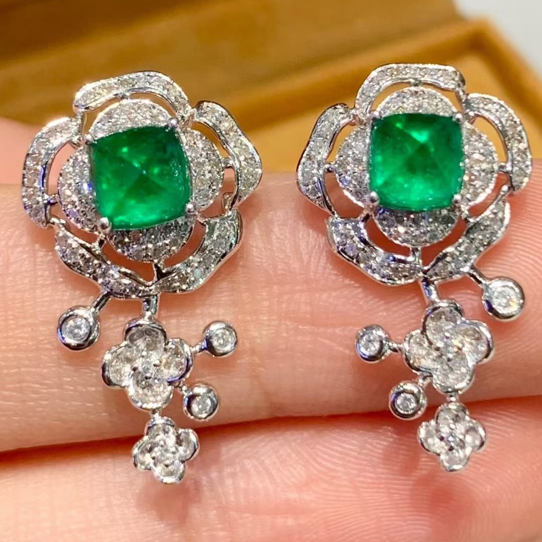 14k Gold 1.6 Ct Vivid Green Natural Emerald & Diamond Earrings: Ref:231097192 // gold content:14k gold // main gemstone:emerald // shape:sugar-loaf // carat weight:1. 6ct // color:vivid green // treatment:natural // // adjacent gemstone 2 : diamond // shape:round 