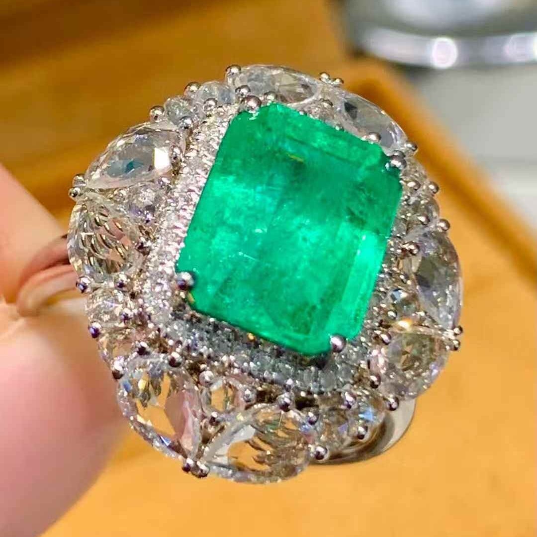 14k Gold 3.3 Ct Natural Emerald & Diamond & Sapphire Ring - 4