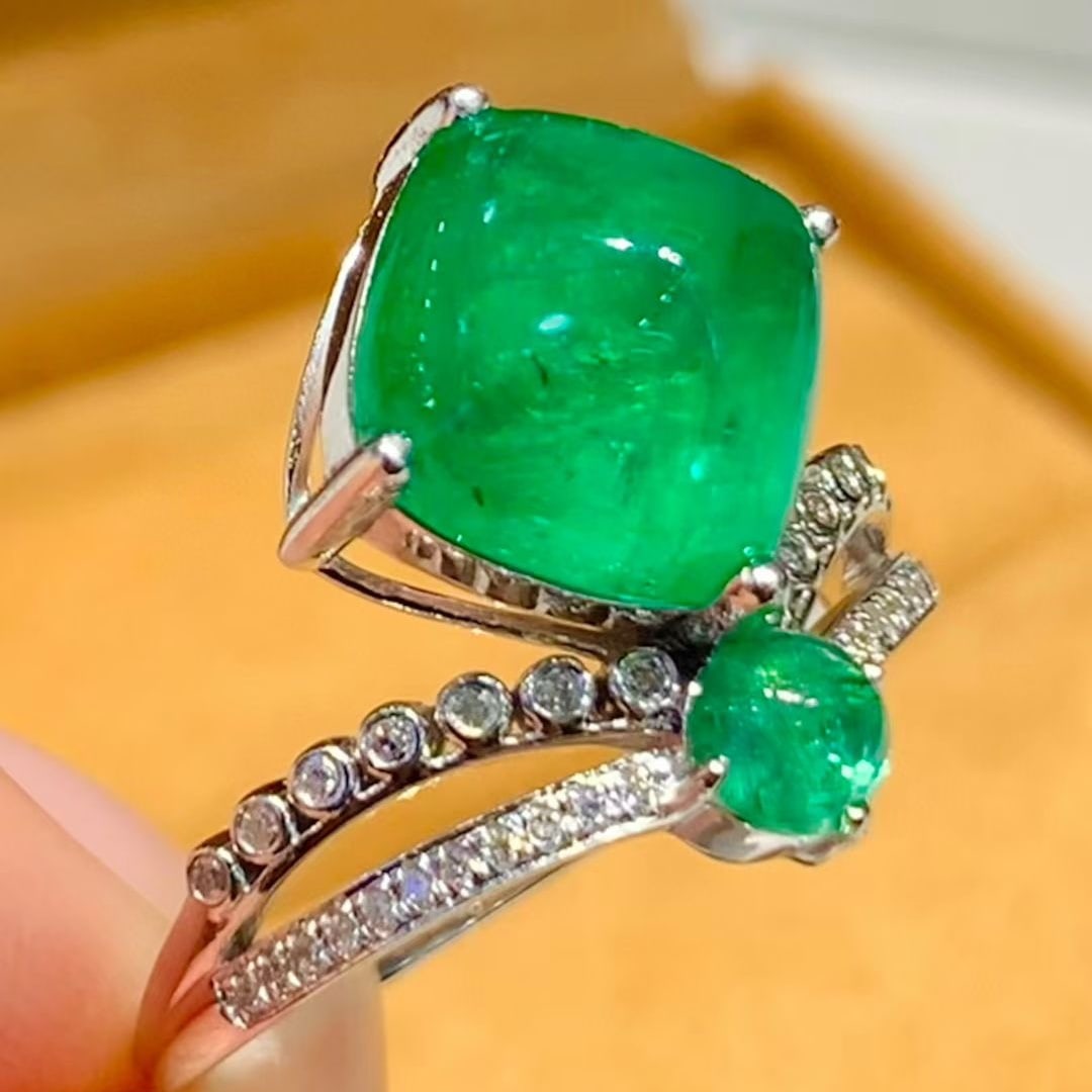 14k Gold 4.1 Ct Vivid Green Natural Emerald & Diamond Ring