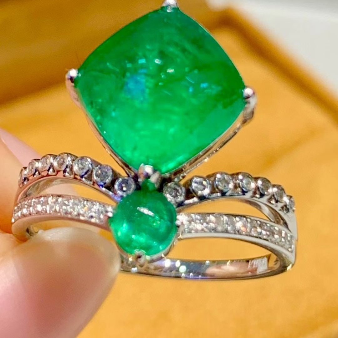 14k Gold 4.1 Ct Vivid Green Natural Emerald & Diamond Ring - 2