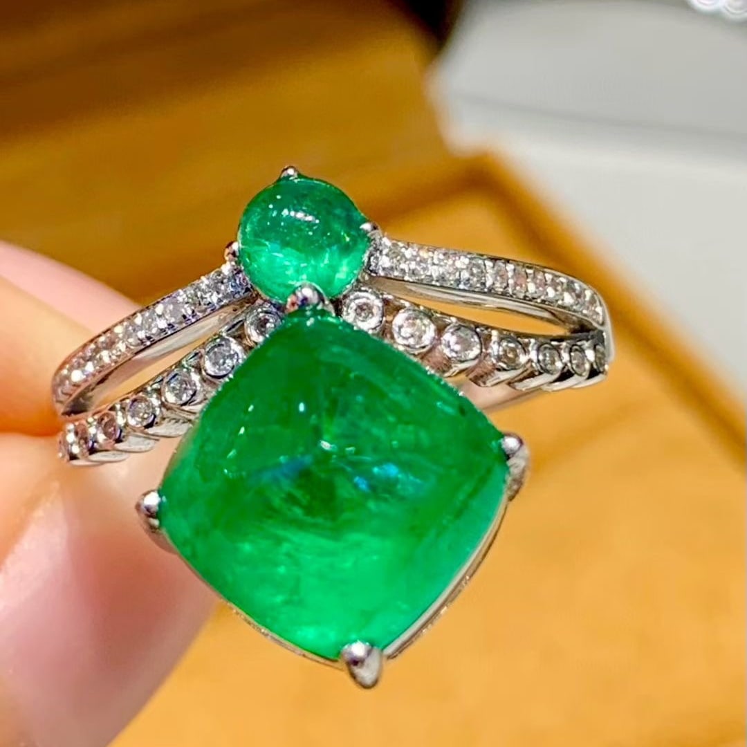 14k Gold 4.1 Ct Vivid Green Natural Emerald & Diamond Ring - 4