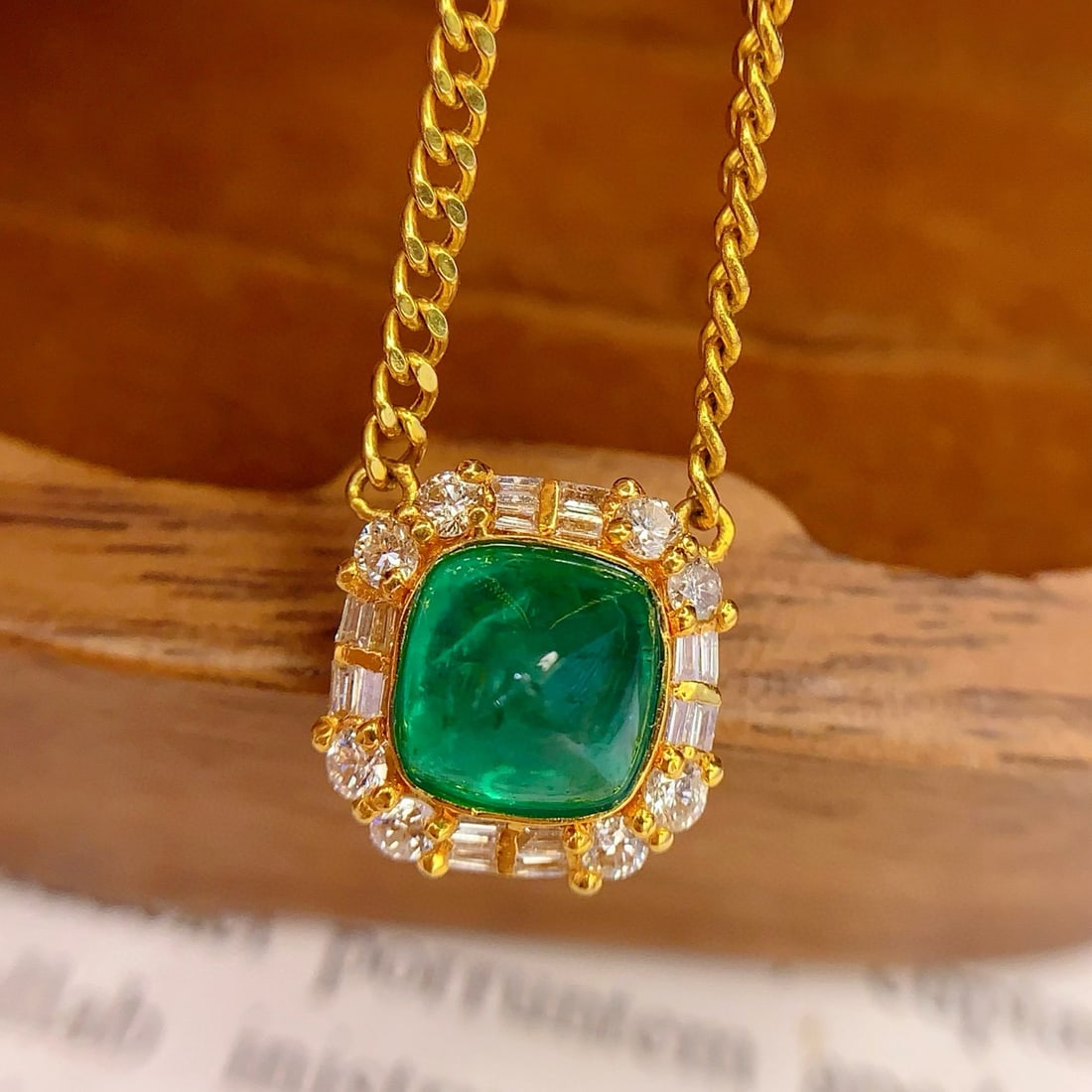 14k Gold 1.65 Ct Vivid Green Natural Emerald & Diamond Necklace: Ref:231097230 // gold content:14k gold // main gemstone:emerald // shape:sugar-loaf // carat weight:1. 65ct // color:vivid green // treatment:natural // // adjacent gemstone 2 : diamond // number of