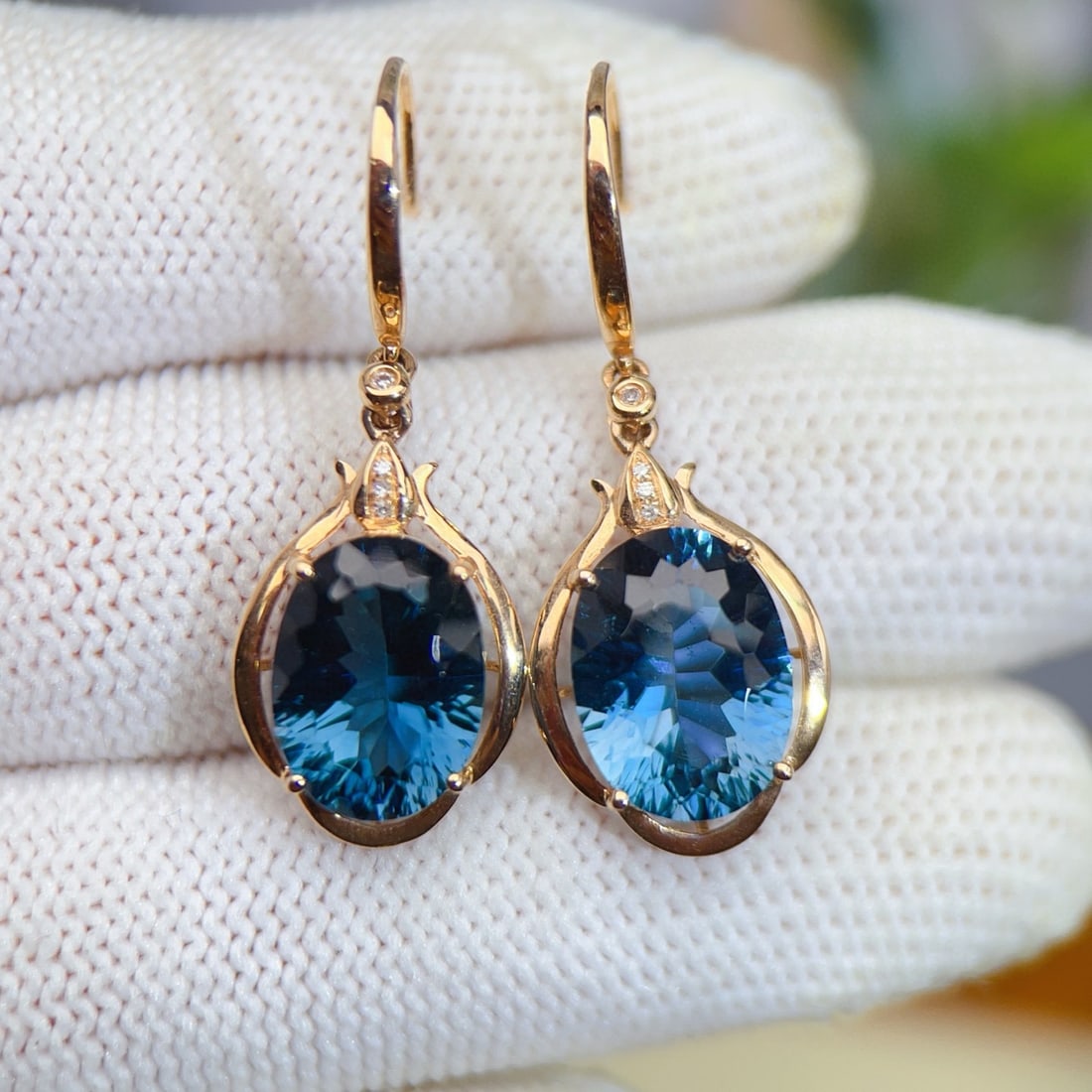 14k Gold 10.18 Ctw Natural Topaz & Diamond Earrings: Ref:231097250 // gold content:14k gold // main gemstone:topaz // shape:oval // carat weight:10. 15ct // color:blue // treatment:natural // // adjacent gemstone 2 : diamond // number of stones:8 //