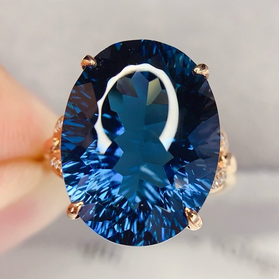 14k Gold 14 Ct Natural Topaz & Diamond Ring: Ref:231097251 // gold content:14k gold // ring size:7. 25us // // main gemstone:topaz // shape:oval // carat weight:14ct // color:blue // treatment:natural // // adjacent gemstone 2 : diamond //