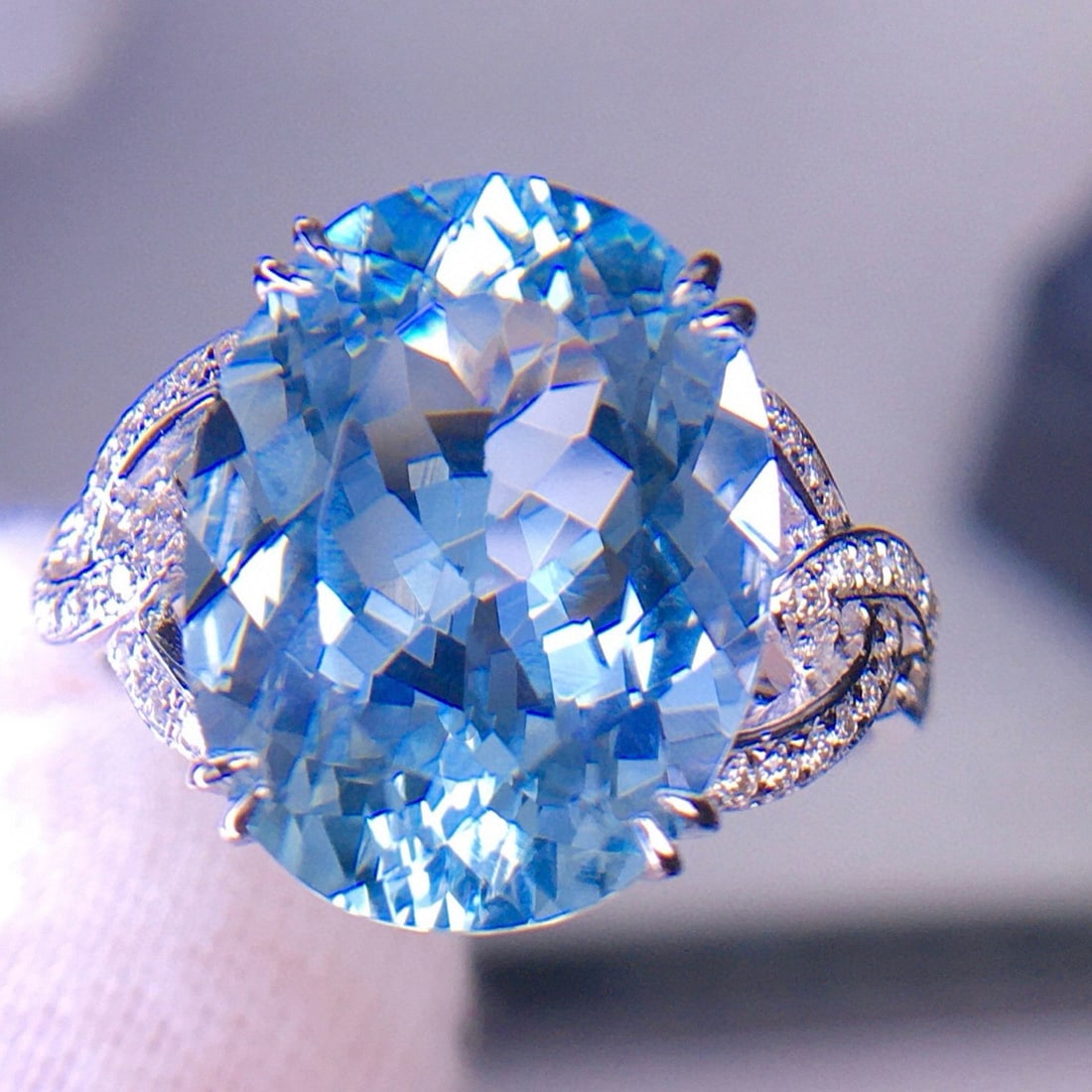 14k Gold 6.5 Ct Natural Aquamarine & Diamond Ring: Ref:231097256 // gold content:14k gold // ring size:7. 25us // // main gemstone:aquamarine // shape:oval // carat weight:6. 5ct // color:santa maria color // treatment:natural // // adjacent gemstone