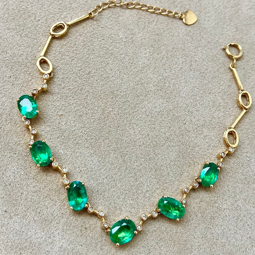 14k Gold 4.35 Ctw Vivid Green Natural Emerald & Diamond Bracelet: Ref:231098057 // gold content:14k gold // main gemstone:emerald // shape:oval // carat weight:4. 23ct // color:vivid green // treatment:natural // // adjacent gemstone 2 : diamond // shape:round // ca