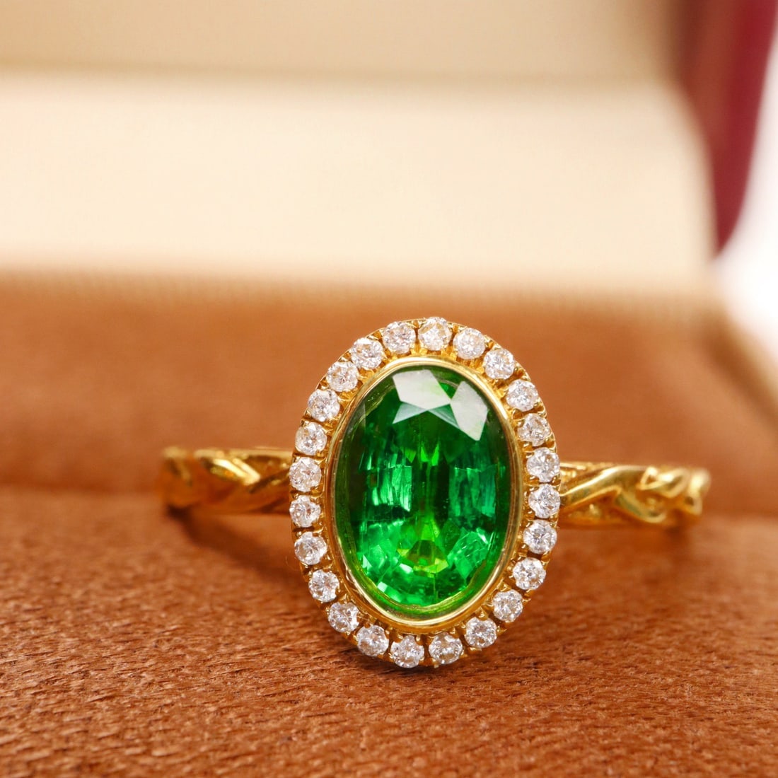 14k Gold 0.97 Ctw Vivid Green Natural Emerald & Diamond Ring - 2