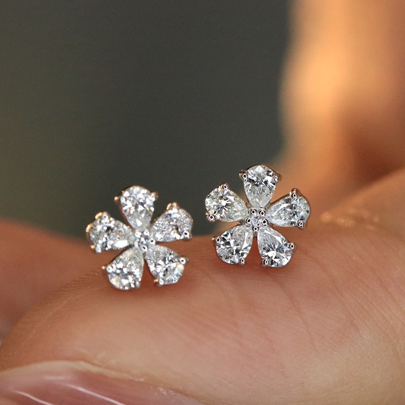 14k Gold 0.4 Ct Natural H Diamond Earrings: Ref:231098066 // gold content:14k gold // main gemstone:diamond // shape:multiple // carat weight:0. 4ct // clarity grade:vs-si // color:h // treatment:natural // Condition: New Low Estimate: 2400.00